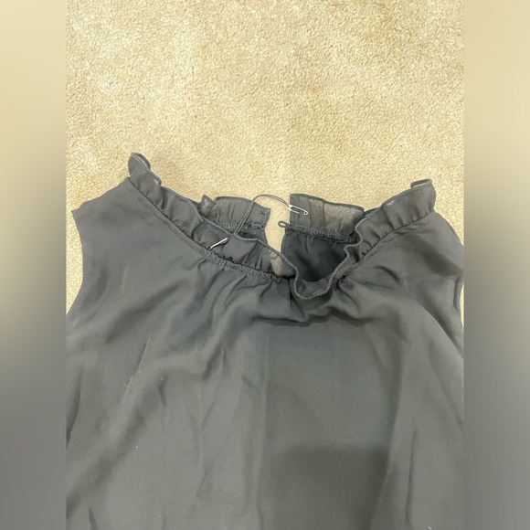Black sleeveless blouse, ruffle neck, size XL - Picture 7 of 7